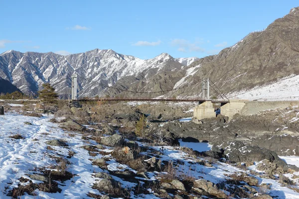 Hängebrücke durch den Fluss Katun zwischen Bergen, Altai, Russland — Stockfoto
