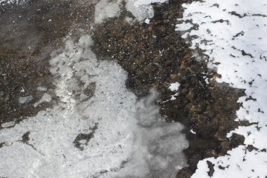 İnce buz çözdürme Nehri üzerinde hoarfrost oluşumu