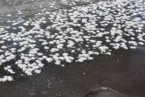 Formazione di hoarfrost su ghiaccio sottile del fiume sciogliente — Foto Stock