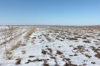 Erken baharda kar sürülmüş alanında 