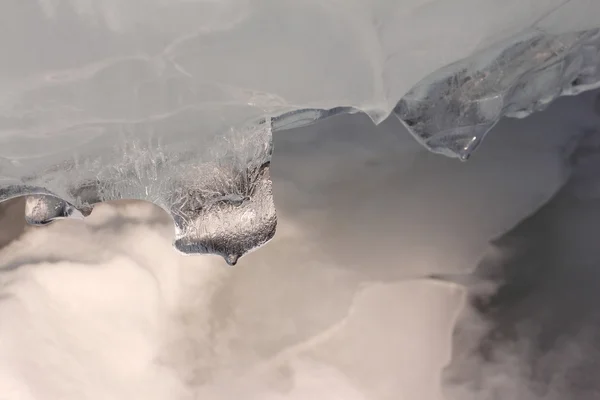 Icicles en el hielo del río que se descongela en la primavera —  Fotos de Stock