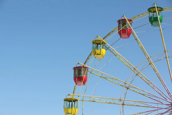 Cabinas de color de una rueda de hurón contra el cielo azul — Foto de Stock