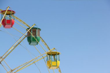 Mavi gökyüzüne karşı bir dönme dolap renk kabin