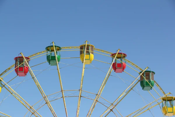 Cabines de couleur d'une roue ferris contre le ciel bleu — Photo