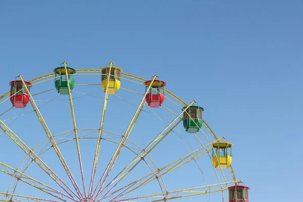 Cabines de couleur d'une roue ferris contre le ciel bleu — Photo
