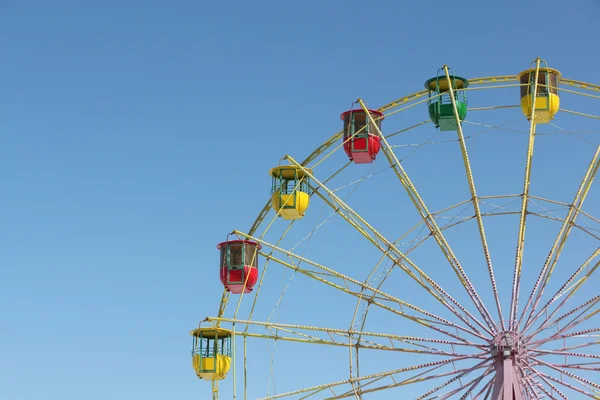 Cabinas de color de una rueda de hurón contra el cielo azul — Foto de Stock