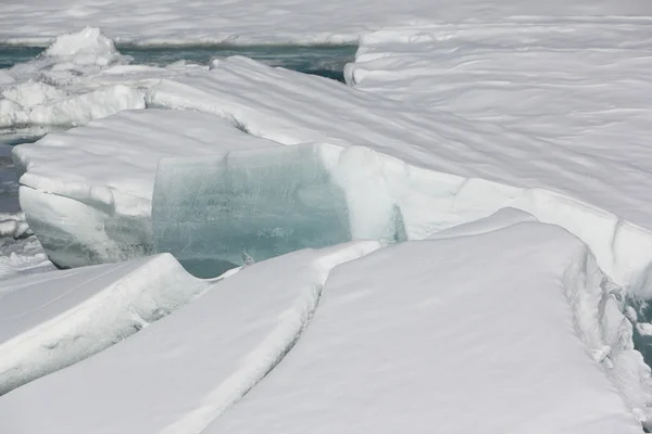 La glace dégelante sur la rivière de montagne au début du printemps — Photo