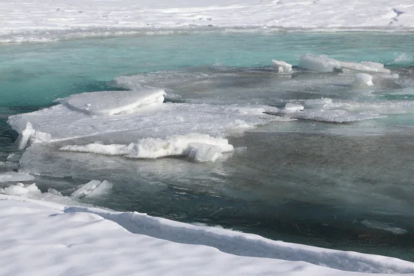 La glace dégelante sur la rivière de montagne au début du printemps — Photo