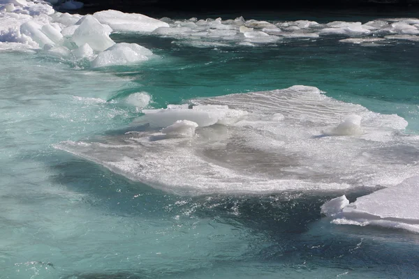 La glace dégelante sur la rivière de montagne au début du printemps — Photo
