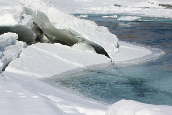 Відтавання льоду на гірській річці на початку весни — стокове фото