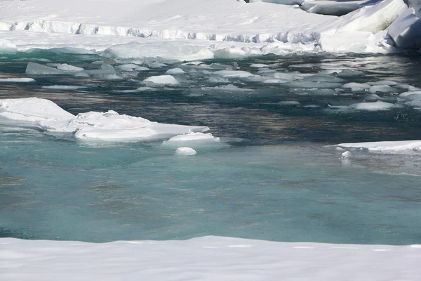 Την τήξη του πάγου στον ποταμό βουνό στις αρχές της άνοιξης — Φωτογραφία Αρχείου