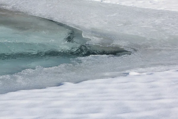 Την τήξη του πάγου στον ποταμό βουνό στις αρχές της άνοιξης — Φωτογραφία Αρχείου