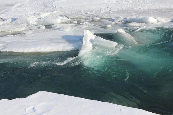 Scongelamento di ghiaccio sul fiume all'inizio della primavera — Foto Stock