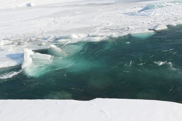 Descongelamento de gelo no rio no início da primavera — Fotografia de Stock