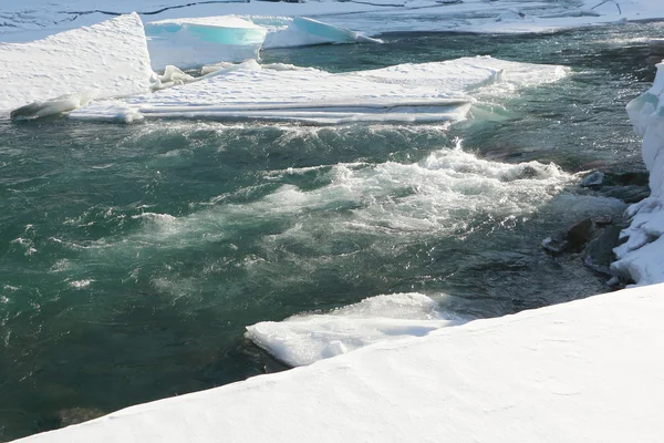 Απόψυξη του πάγου στον ποταμό στις αρχές της άνοιξης — Φωτογραφία Αρχείου