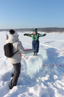 Kadına doğru bir buz oluyor çocuk