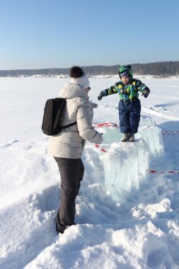 Kadına doğru bir buz oluyor çocuk