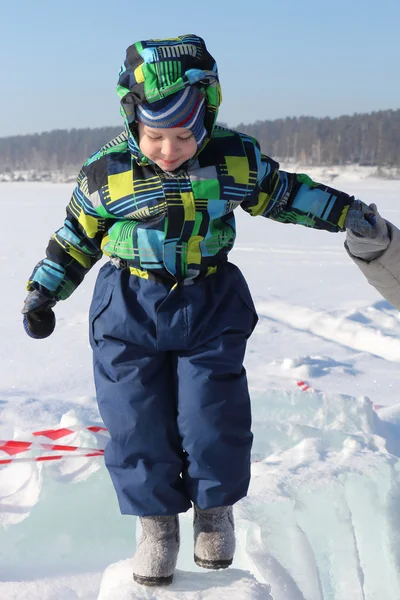 De kleine jongen, gaande van ijs die van de volwassene hand — Stockfoto