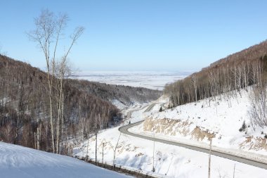 Dağ karayolu arasında kar yamaç, Belokurikha, altay, Rusya Federasyonu