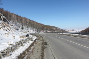 Dağ karayolu arasında kar yamaç, Belokurikha, altay, Rusya Federasyonu