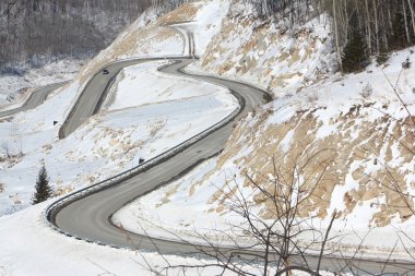 Dağ karayolu arasında kar yamaç, Belokurikha, altay, Rusya Federasyonu