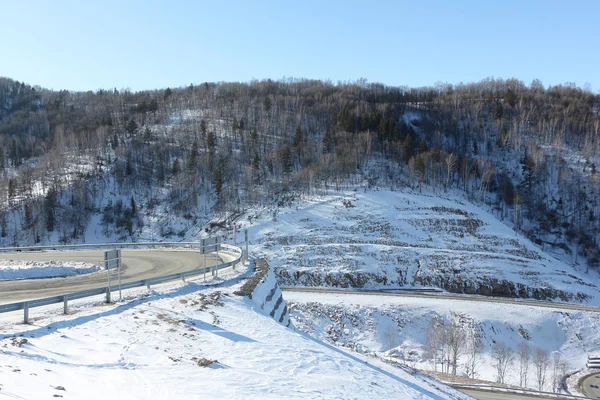 Dağ karayolu arasında kar yamaç, Belokurikha, altay, Rusya Federasyonu