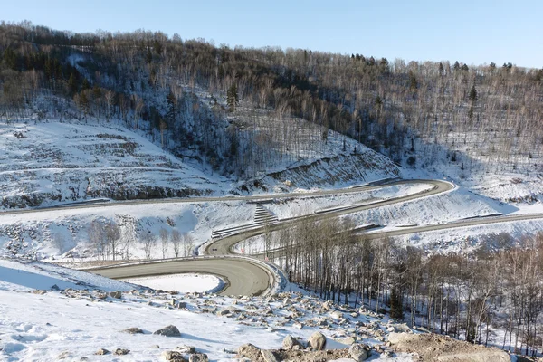 雪の斜面、Belokurikha、アルタイ、ロシアの間で山の道路 — ストック写真