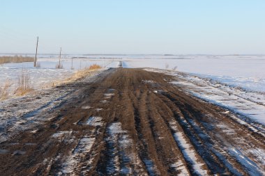 Kar alanlar arasında kırsal asfaltsız yol
