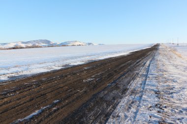 Kar alanlar arasında kırsal asfaltsız yol