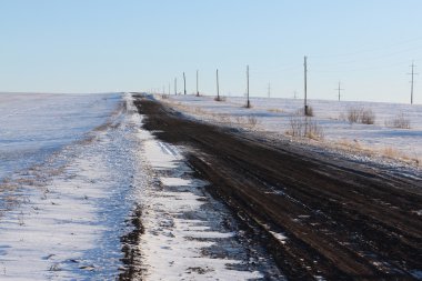 Kar alanlar arasında kırsal asfaltsız yol