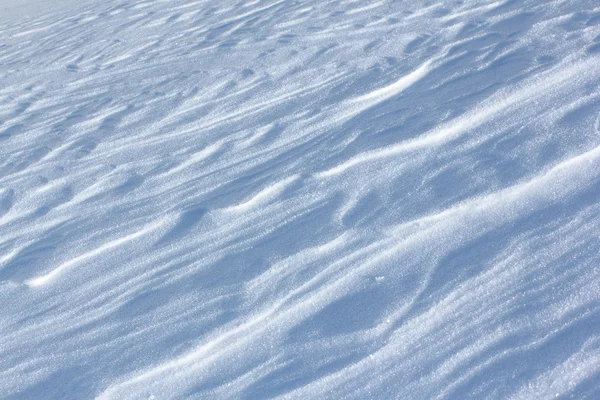 El fondo natural sobre la superficie del campo de nieve en invierno —  Fotos de Stock