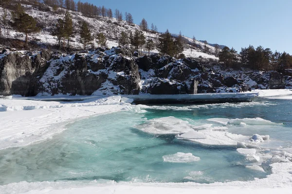 Відкриття навесні льоду на річці бірюзовими Katun — стокове фото