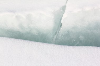 Donmuş nehrin doğal bir adam bir buz yüzeye çatlamak