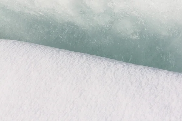 Grieta en una superficie de hielo del río congelado, un trasfondo natural — Foto de Stock