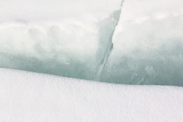 Crack sur une surface de glace de la rivière gelée, un backgroun naturel — Photo