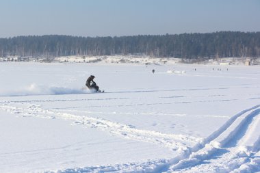 Donmuş nehrin üzerinde bir kar arabası oluyor insan 