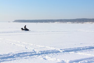 Donmuş nehrin üzerinde bir kar arabası oluyor insan 