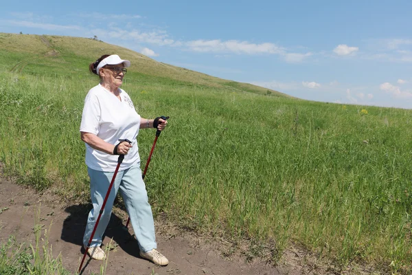 Nordic Walking - ηλικιωμένη γυναίκα είναι πεζοπορία — Φωτογραφία Αρχείου