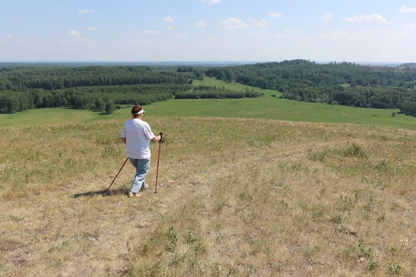 Nordic Walking - yaşlı kadın hiking yaz aylarında