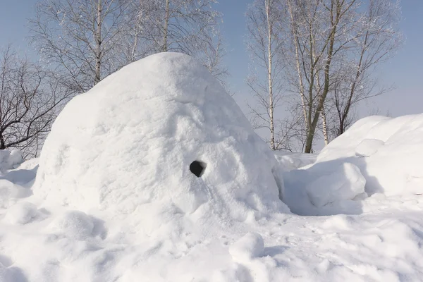 Bouw een iglo staande op een glade winter sneeuw — Stockfoto