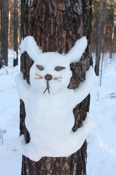 ウサギの形の松の幹に雪だるま — ストック写真