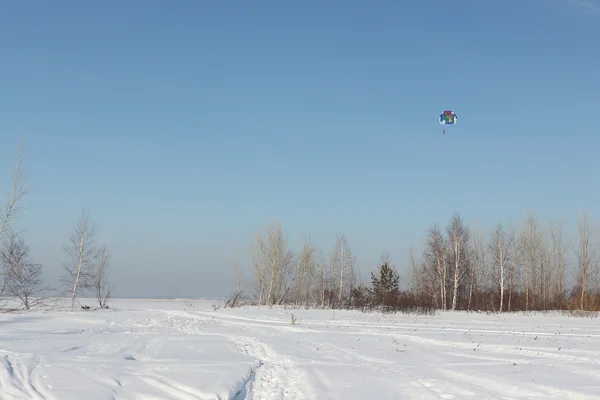 De parachutist in de hemel in de winterdag — Stockfoto
