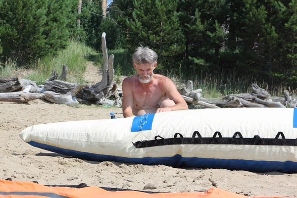 L'homme à la barbe prépare un catamaran pour un rafting fluvial — Photo