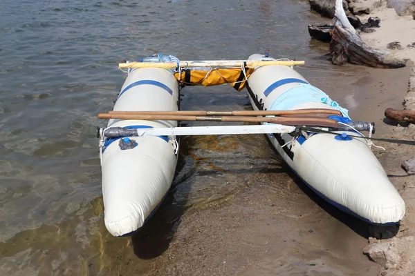 Catamarano in acqua sulla riva del fiume — Foto Stock