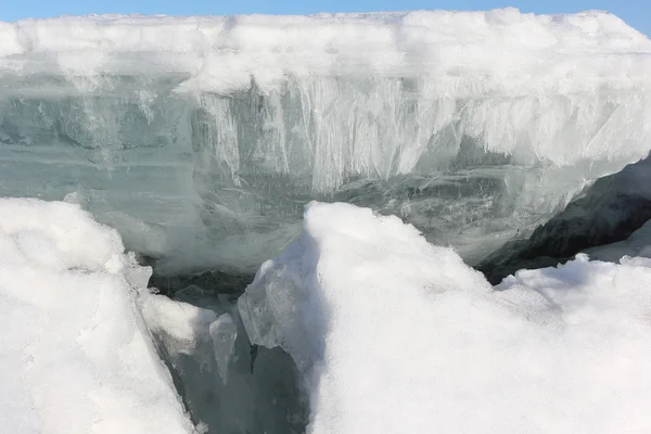 Відкриття льоду на річці навесні — стокове фото