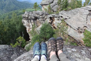 Dağların tepesinde kadın ve erkek bacakları, Ambarchiky kayaları, Altai Dağları, Belokurikha Şehri, Rusya
