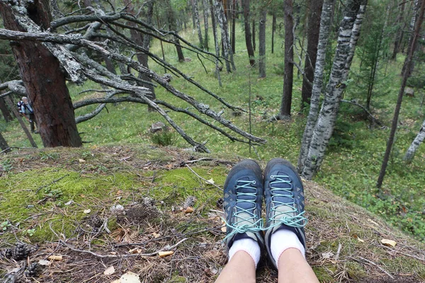 Bir Dağın Tepesinde Altai Dağları Rusya Yürüyüş Botları Içinde Kadın — Stok fotoğraf