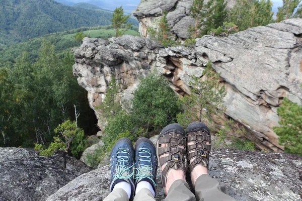 Piernas Masculinas Femeninas Zapatos Trekking Cima Montaña Rocas Ambarchiky Montañas Imágenes De Stock Sin Royalties Gratis