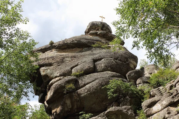 Tserkovka Dağı, Altai Dağları, Belokurikha şehri, Rusya 'nın tepesinde Ortodoks haçı olan bir kaya.