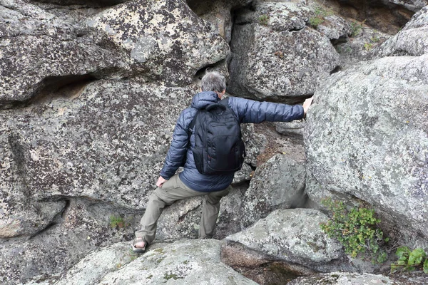 男は岩を登る Ambarchiki岩 Altai山 Belokurikha ロシア — ストック写真